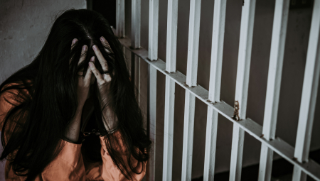 PSOVALA ĆERKICU, VEZIVALA JOJ RUKE U HRANILICI, PA JE IZBACILA NA TERASU Sud u Pančevu produžio pritvor ''majci iz pakla''