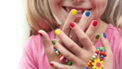 EVO ŠTA OTKRIVA BOJA LAKA NA VAŠIM NOKTIMA Ljubičastu biraju optimisti, crnu nose samo oni puni samopouzdanja