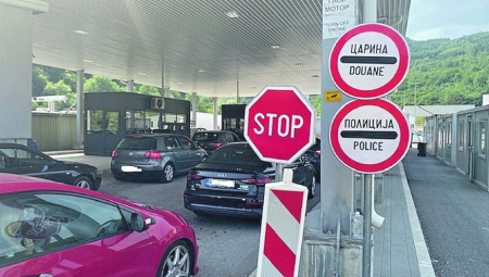 RUMUN I RUMUNKA UHAPŠENI NA GRANICI Ispod sedišta BMW-a krili kokain, a evo šta je devojka krila u torbici!