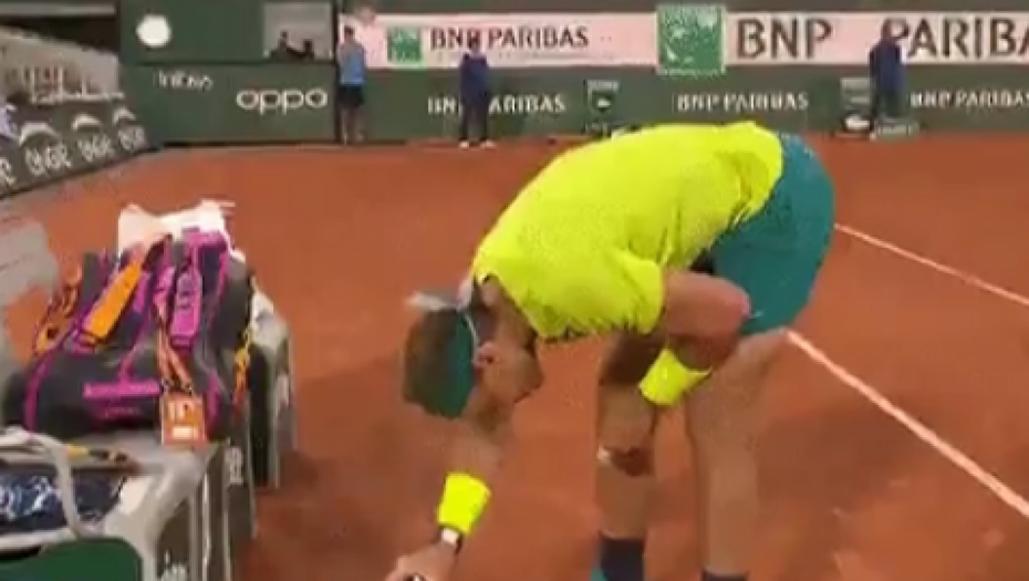 BEZ OVOGA NE MOŽE Rafa Nadal i njegove flašice (VIDEO)