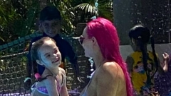 NAJPOZNATIJA SRPKINJA U HOLIVUDU NAPRAVILA HAOS NA BAZENU Brčkala se sa ćerkom, a zbog njenog mikro kupaćeg i ogromne zadnjice gori internet!