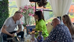 MILI I CECA ZA ISTIM STOLOM Ražnatovićeva se pojavila bez trunke šminke, sve oči uprte u nju, a za sve je kriva ova voditeljka (FOTO)