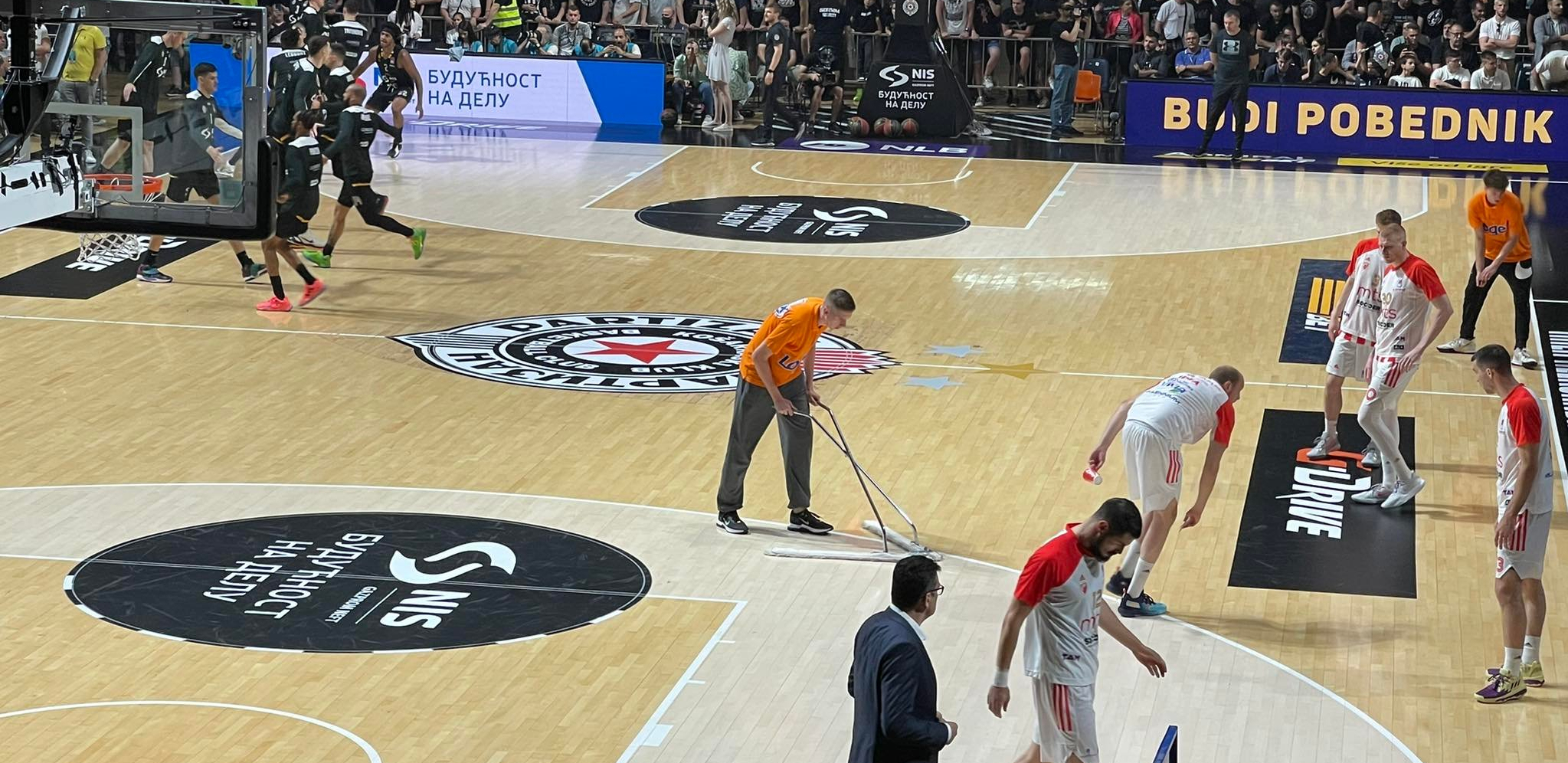 VEĆ HAOS U "PIONIRU" Navijači Partizana gađali igrače Zvezde s čim su stigli, pojavio se i transparent sa likom Nikole Kalinića (FOTO)