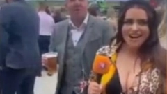 SKANDAL NA TELEVIZIJI Udario novinarku po zadnjici, pa joj poručio da sve to objavi (VIDEO)