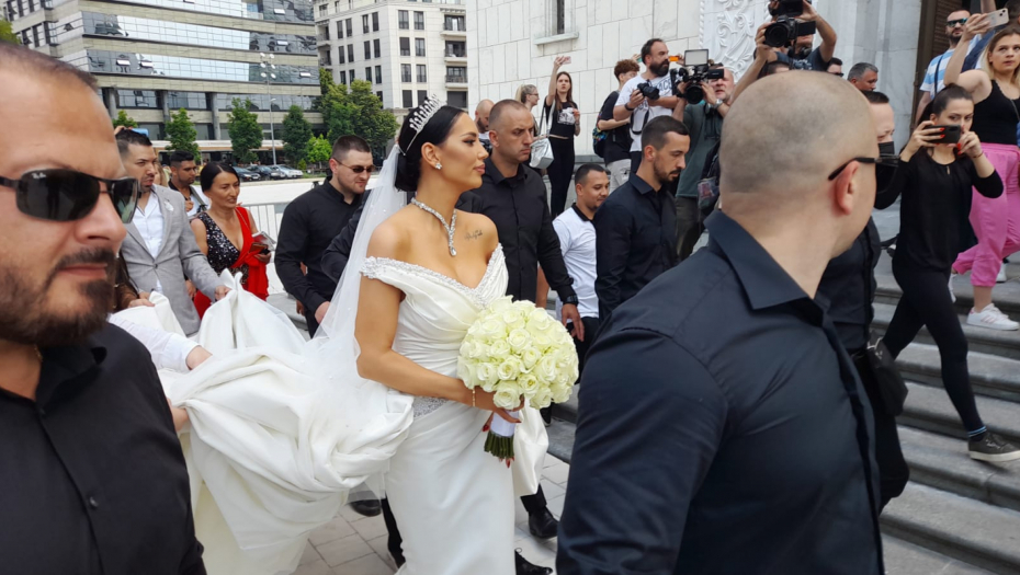 POČELO CRKVENO VENČANJE KAĆE I GOBELJE Kuma zaboravila burme, a evo i ko će poznati par venčati pred Bogom! (FOTO/VIDEO)