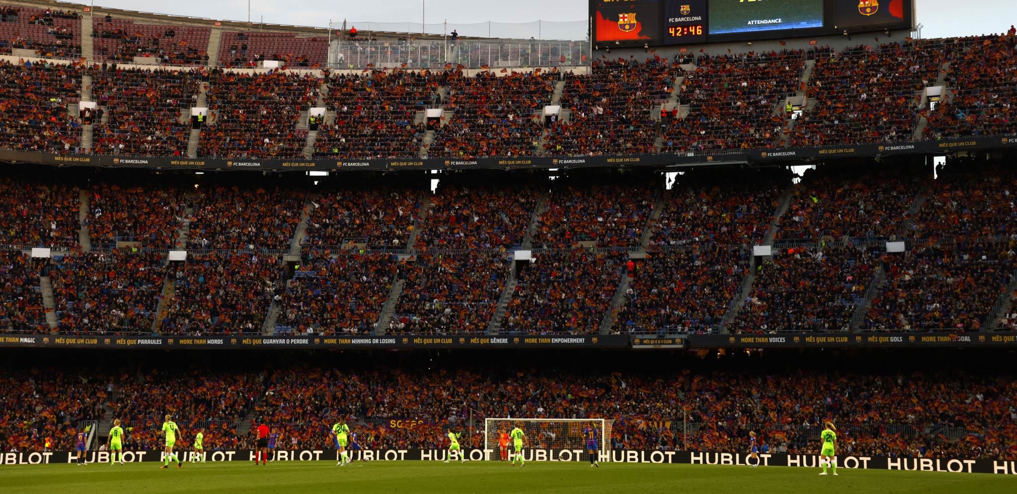 BARSELONA ŽELI NA SVE MOGUĆE NAČINE DO ZARADE Slavni klub zove navijače: Platite 300 evra, igrajte sat vremena fudbal na "Kamp Nou" i kupajte se u svlačionici