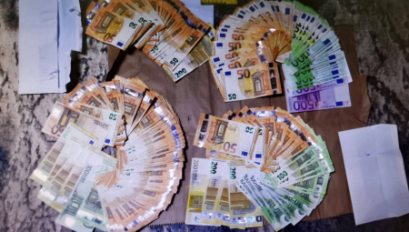 UZELA JE POLOVNI KAUČ, A U NJEMU JE PRONAŠLA 36.000 EVRA Ono što je uradila kada ih je ugledala je neverovatno