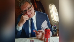 OGLASIO SE VUČIĆ IZ AVIONA Otkrio šta mu izmami osmeh na lice(FOTO)