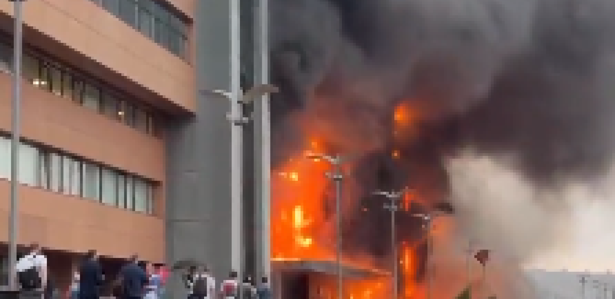 STRAVIČAN POŽAR U MOSKVI Vatra guta biznis centar (VIDEO)
