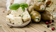 Idealan za sendvič ili hladno predjelo: Domaći sir sa maslinama