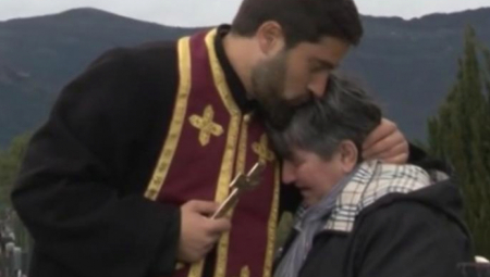 "NEMOJTE VI DA PLAČETE, NEK PLAČU MAJKE ONIH KOJI SU IH UBILI!" Potresan snimak sveštenika koji teši majku heroja poginulog 1999. godine (VIDEO)