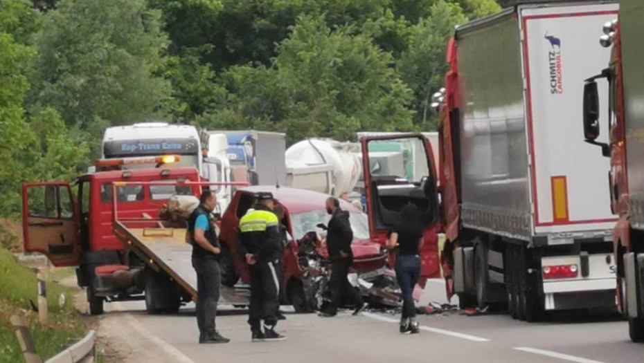 TEŠKA SAOBRAĆAJKA KOD KRAGUJEVCA Povređene osobe u sudaru šlepera i automobila