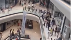 LJUDI TRČE NIZ POKRETNE STEPENICE Evo kako izgleda evakuacija iz tržnog centra u Novom Sadu posle nove lažne dojave o bombi (VIDEO)