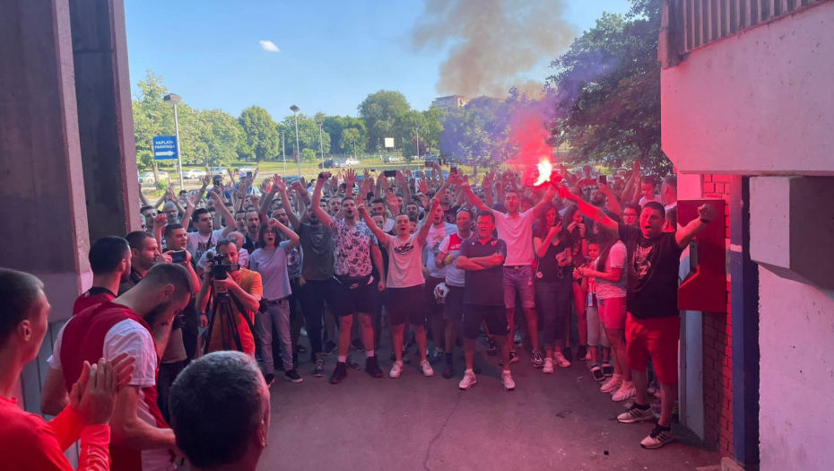 PODRŠKA PRED MEČ SEZONE Navijači Zvezde u velikom broju ispratili košarkaše na odlučujući duel sa Partizanom (VIDEO)