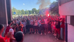 PODRŠKA PRED MEČ SEZONE Navijači Zvezde u velikom broju ispratili košarkaše na odlučujući duel sa Partizanom (VIDEO)