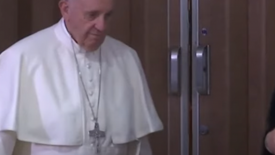 VATIKAN JE SAOPŠTIO Papa Franja neće prisustovati sahrani kraljice Elizabete