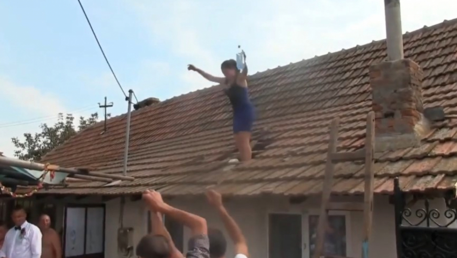 OVAKVU SVADBU NISTE VIDELI Kuma se popela na krov, a onda su poletele novčanice! Opšti haos (VIDEO)