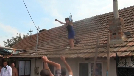 OVAKVU SVADBU NISTE VIDELI Kuma se popela na krov, a onda su poletele novčanice! Opšti haos (VIDEO)