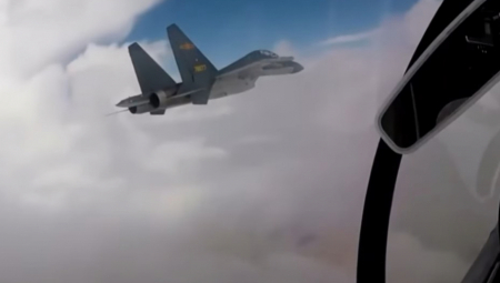 DRAMA NA NEBU - POJAVIO SE NIOTKUDA Kineski borbeni lovac krenuo ka australijskom avionu punom putnika! Sve se desilo u deliću sekunde