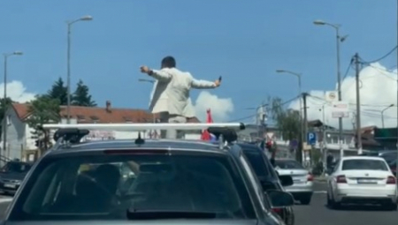 URNEBESNA SCENA U USTANIČKOJ Pijani kum nasred ulice zaustavio saobraćaj, pa uradio ovo - ljudi nisu mogli da veruju (VIDEO)