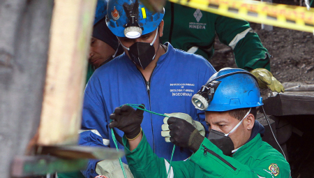 RUDARI STRADALI NA SEVEROZAPADU KINE U odronu planine na putu ka rudniku život je izgubilo desetoro zaposlenih