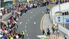 HAOS NA AERODROMIMA ŠIROM SVETA Na hiljade ljudi poljubilo vrata aviona, a ovo je razlog