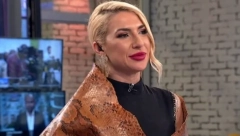 JOVANA JEREMIĆ JEDVA OBUZDALA GRUDI Voditeljka vozila rolere u topu sa duboki dekolteom