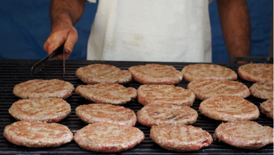 OTPAKOVAO PORUDŽBINU, PA OSTAO U ŠOKU Beograđanin naručio pljeskavicu u poznatom restoranu brze hrane, a evo šta mu je stiglo (FOTO)