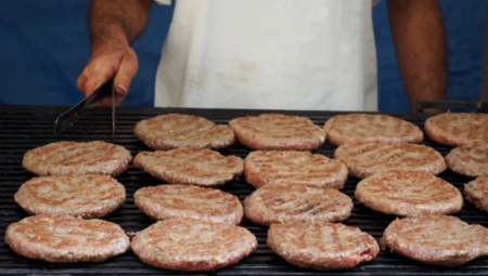 SRBIN OBJAVIO SLIKU PLJESKAVICE I ZGROZIO POLA DRŽAVE Da li biste vi ovo pojeli (FOTO)