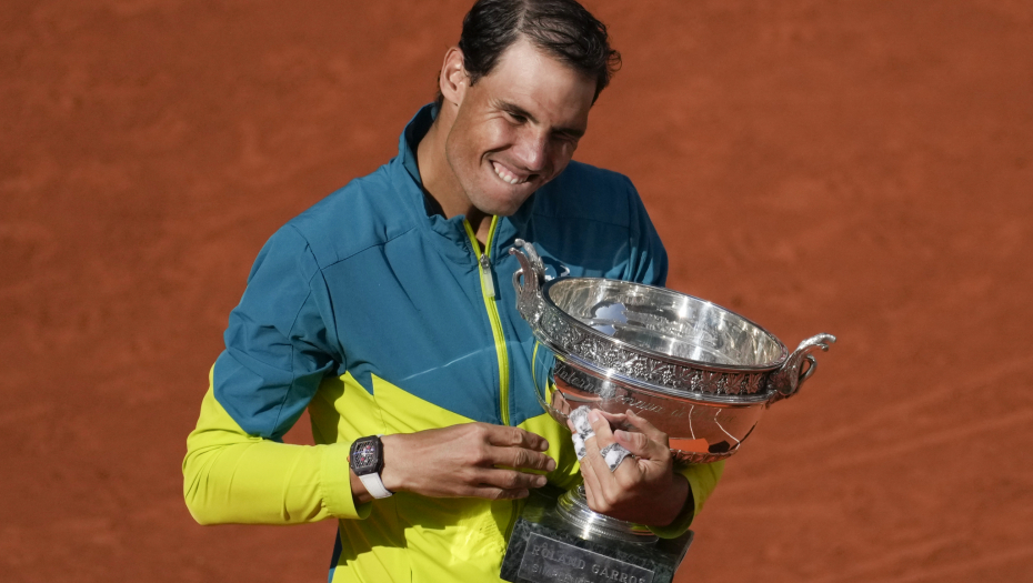 NADALOV SAT OD MILION DOLARA Vredi čitavo bogatstvo, ima ih svega nekoliko, a sa njim je Rafa osvajao svoje najveće trofeje (FOTO)