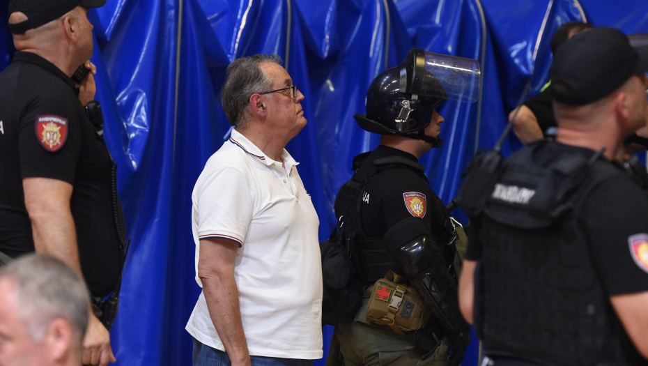 ZVEZDA BRUTALNO POKRADENA Delegati ispraznili halu