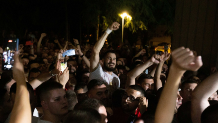 ŽURKA ISPRED PIONIRA Navijači sačekali košarkaše Zvezde van hale i slavlje je moglo da počne (FOTO) (VIDEO)
