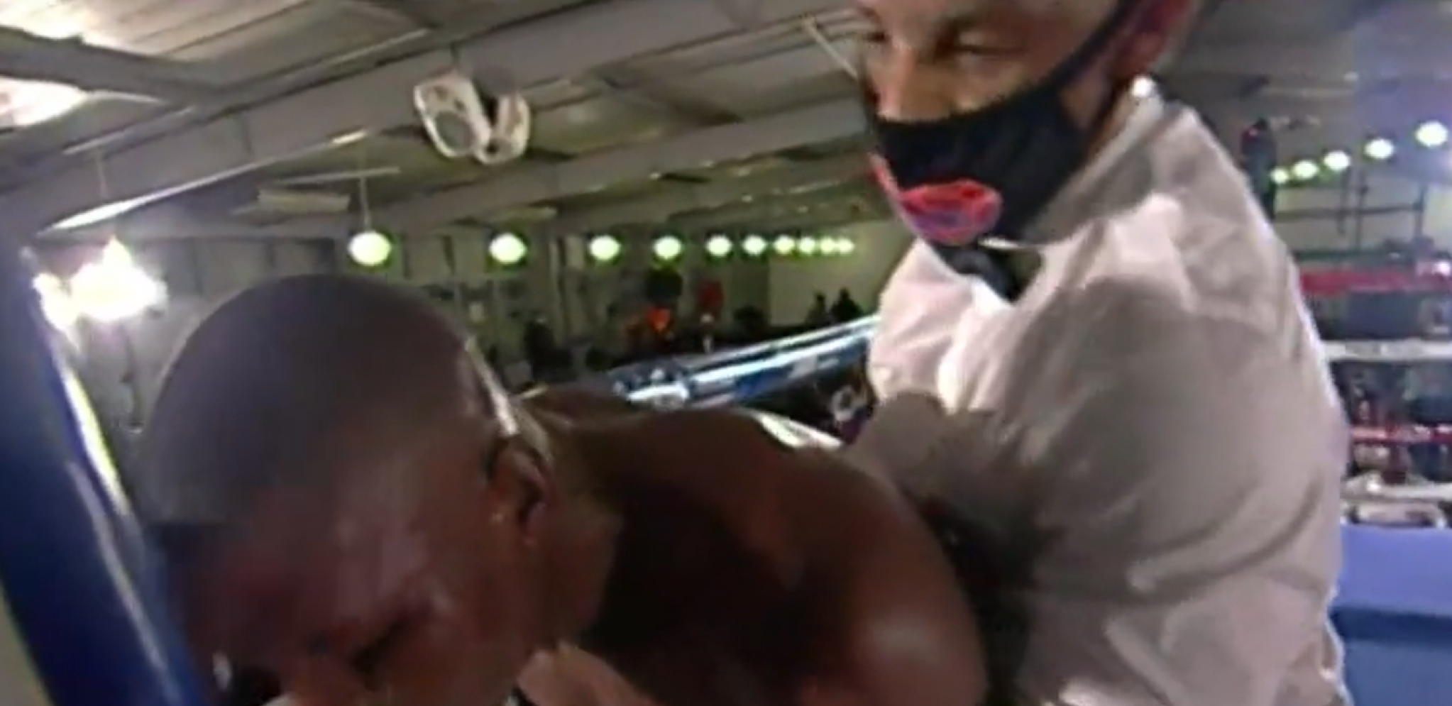 UZNEMIRUJUĆE Bokser počeo da bije vazduh, nije znao gde je, završio u komi (VIDEO)