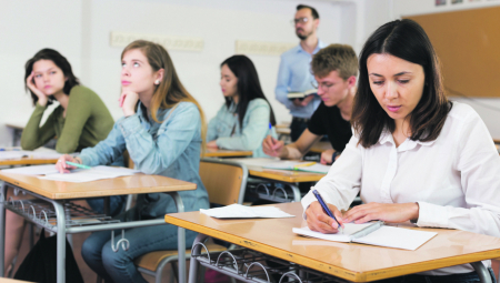 POČELA POLAGANJA PRIJEMNIH ISPITA! Evo ko prvi seda da polaže test - za OVIM smerom deca POLUDELA!