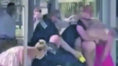 BILDER U TANGAMA PRAVIO HAOS NA BAZENU I ZAPALIO MREŽE Rvao se s policajcima, četvoricu povredio!