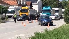 STRAVIČNA SAOBRAĆAJNA NESREĆA U ČAČKU Od siline udarca boca je pukla i prsnula vozaču u oči (FOTO)