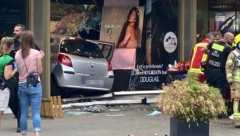 STRAŠNA TRAGEDIJA U BERLINU Automobilom uleteo u grupu ljudi, krici i užas na ulicama (FOTO)