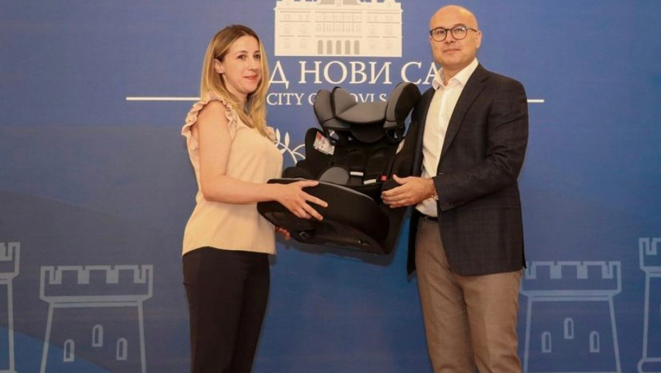 RODITELJSTVO JE NAJTEŽA, ALI I NAJLEPŠA MISIJA Vučević uručio auto-sedišta majci trojki (FOTO)