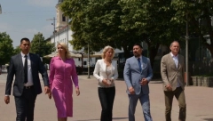 DVE POLITIČARKE - ISTA HALJINA: Modni duel Darije i Nine!