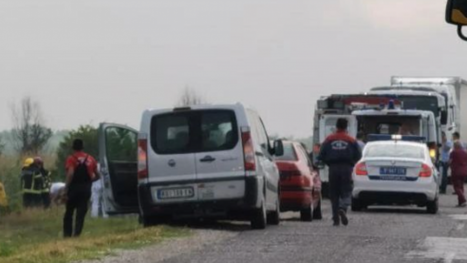 POVREĐENO DETE (2) I DVOJE ODRASLIH Teška nesreća na petlji Surčin!