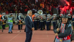 ČUVENI BOSANSKI TRENER DOŽIVEO VELIKO PONIŽENJE Halilhodžića prvo ometali laserima, pa mu zviždao ceo stadion (VIDEO)