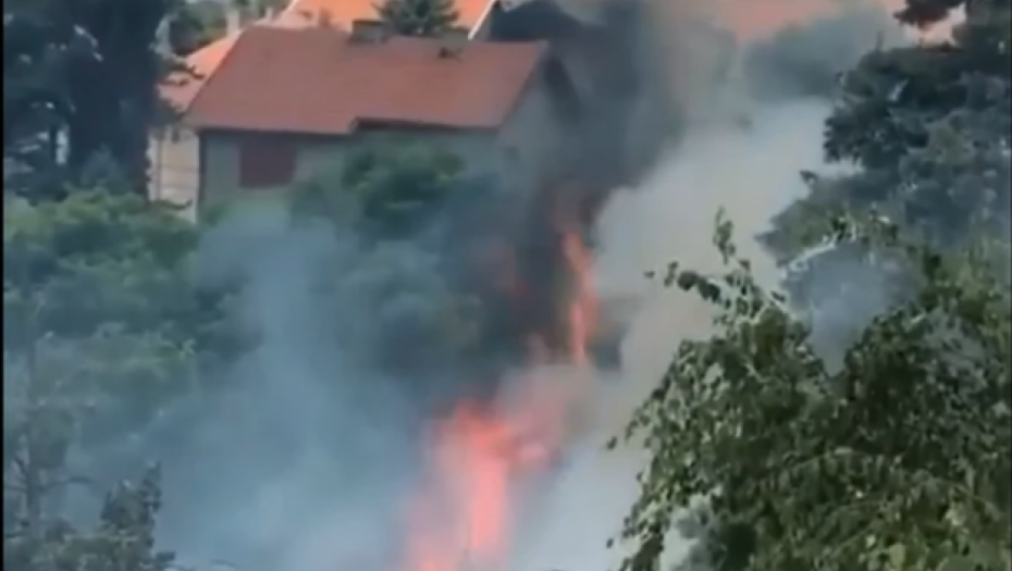 KUĆA U SUBOTICI IZGORELA Vatrena stihija se proširila, vatrogasci na terenu!