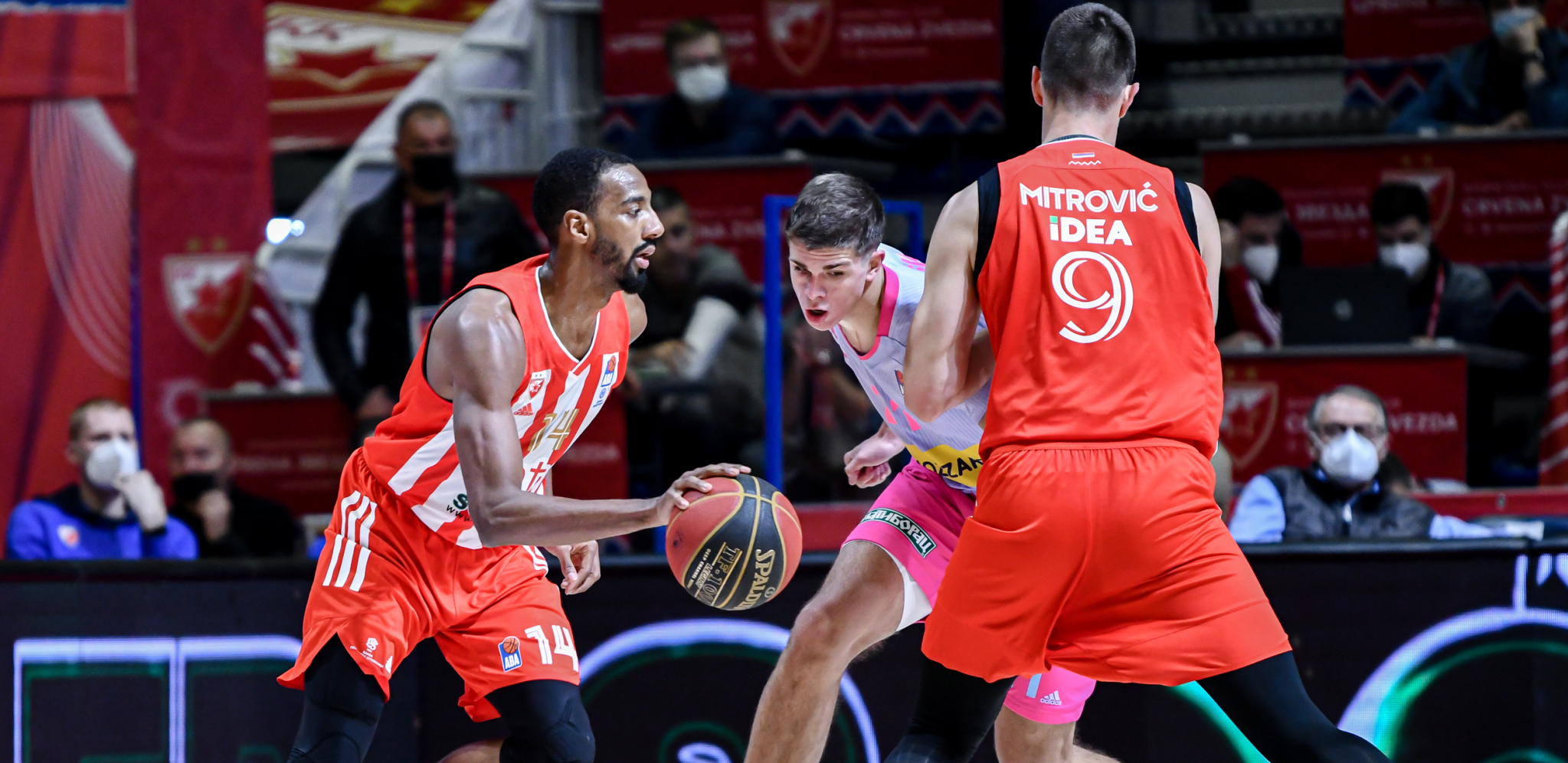 CRVENO-BELA ŠUTERSKA KLINIKA Zvezdine 22 trojke i 114 poena, Ivanovićeva partija sezone - Mega nije imala šanse u prvom meču polufinala Superlige