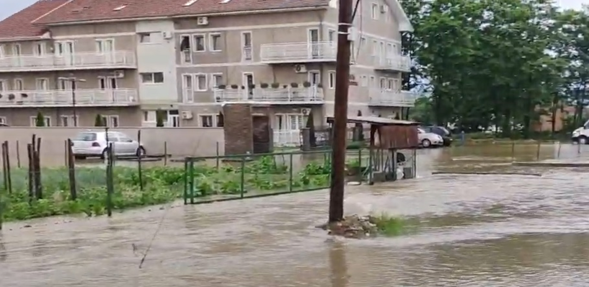 POPLAVLJEN LOZNIČKI URGENTNI CENTAR Došlo je do izlivanja velike količine vode (VIDEO)