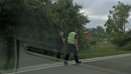 SUDAR TRI AUTOMOBILA U KRALJEVU Od siline udarca jedno vozilo završilo na krovu! (FOTO)