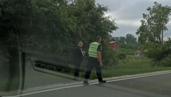 SUDAR TRI AUTOMOBILA U KRALJEVU Od siline udarca jedno vozilo završilo na krovu! (FOTO)