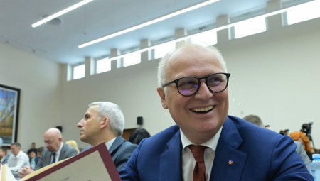 OSMEH NA LICU I KNJIGA U RUCI Evo šta Vesić čita na sednici Skupštine grada (FOTO)