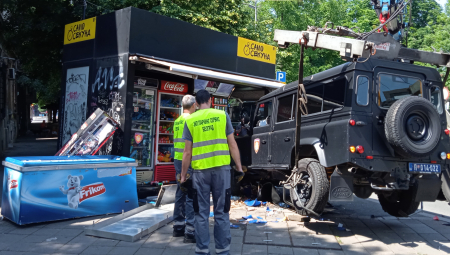 PRVE FOTOGRAFIJE SAOBRAĆAJKE U CENTRU Džip Žandarmerije u poslednjem trenutku izbegao tragediju, jedna stvar ga je naterala da promeni pravac (FOTO/VIDEO)