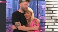 NE PITAJ ME ZAŠTO SAM SMRŠAO Jovana Jeremić jutros je ugostila pevača Vladana Savića u svojoj emisiji, a njihov zagrljaj bio je baš emotivan, gledaoci ostali u šoku