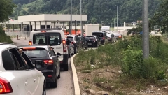 POGLEDAJTE KAKVA GUŽVA NA GRANICI SA CG Kilometarska kolona na ulazu u Srbiju (FOTO)